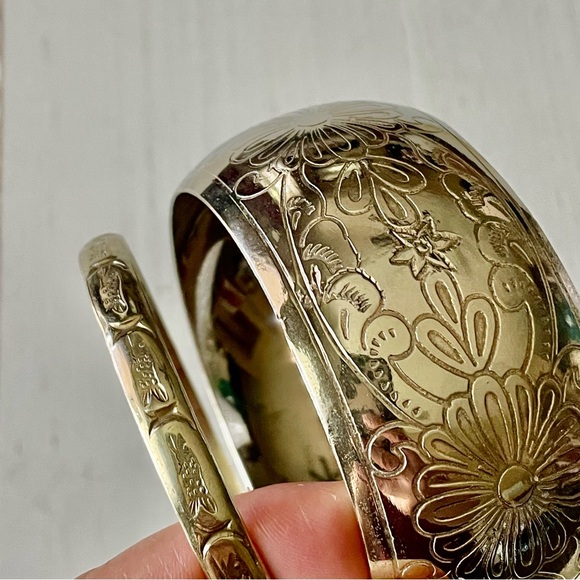 Silver tone lot of 2 bangle bracelets, floral chunky bangle & fish island bangle - Picture 3 of 8